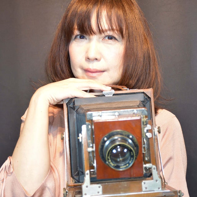 ガラスに自分自身を写す。江戸時代からの昔ながらの撮影方法「湿板写真