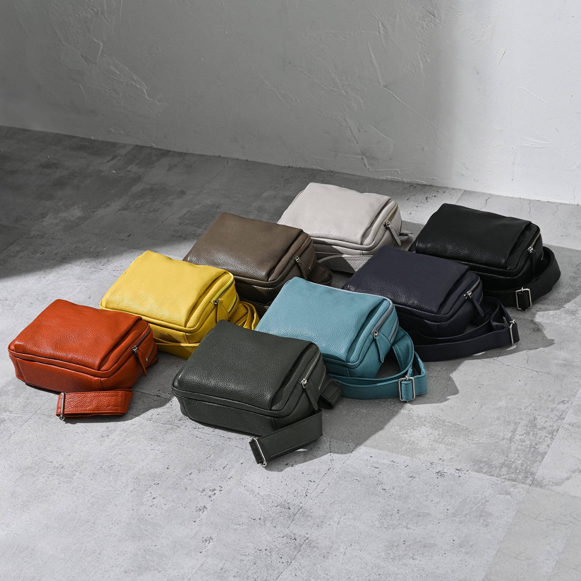 コンパクトなのに大容量！色褪せない革の表情を楽しめる8色の一生モノ