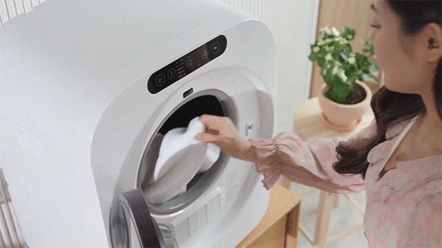 部屋干しゼロへ。タオル20枚も一気乾燥。自動でしわも防止｜小型乾燥機