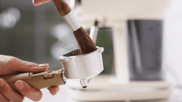 イノシシの毛が最適 あったら便利を実現したコーヒーグラインダー