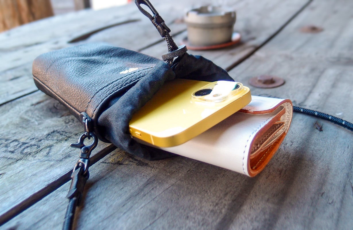 熟練の職人が仕上げる、鹿革の経年変化を楽しむディアトレイルスマート