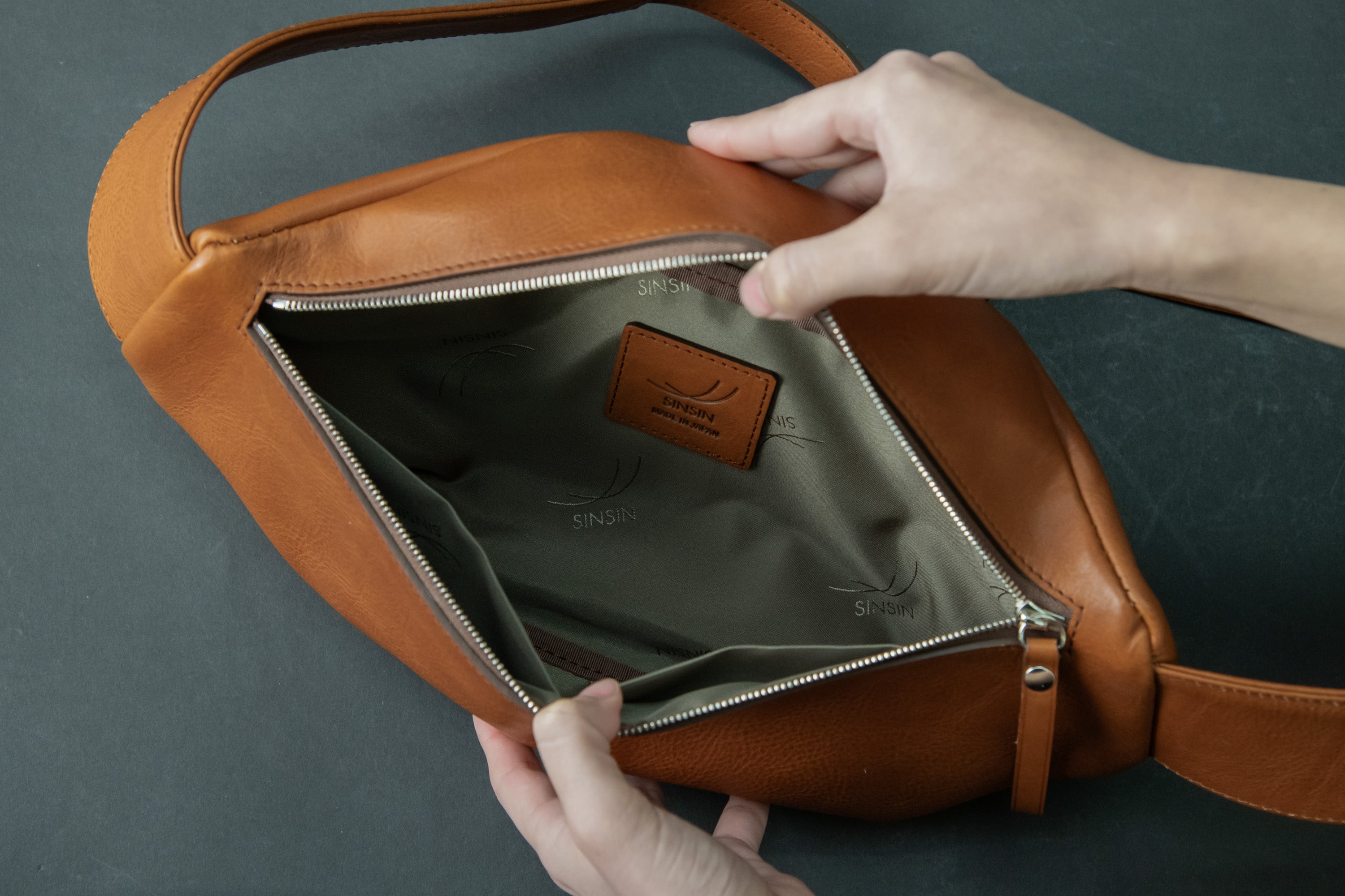 バッグ職人が本気で作る！革なのに軽い「大人スリムボディバッグ