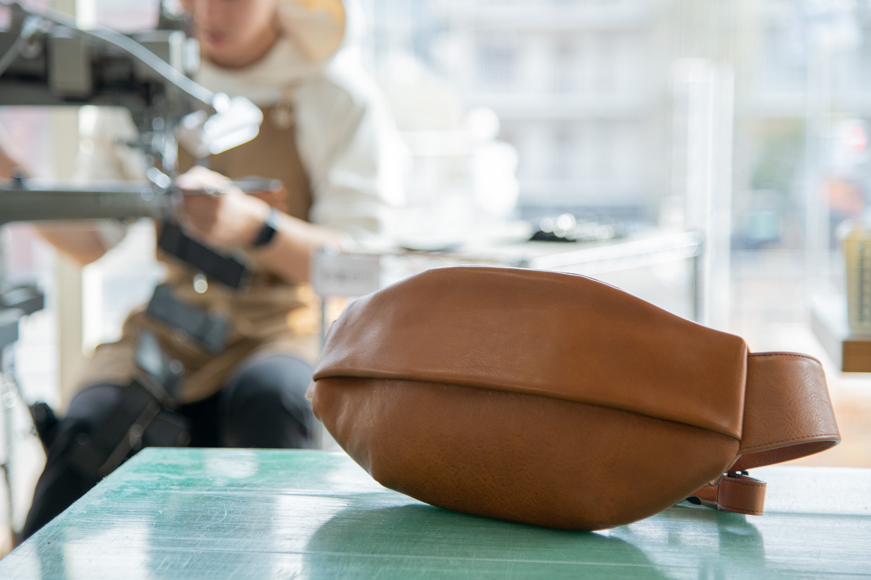バッグ職人が本気で作る！革なのに軽い「大人スリムボディバッグ