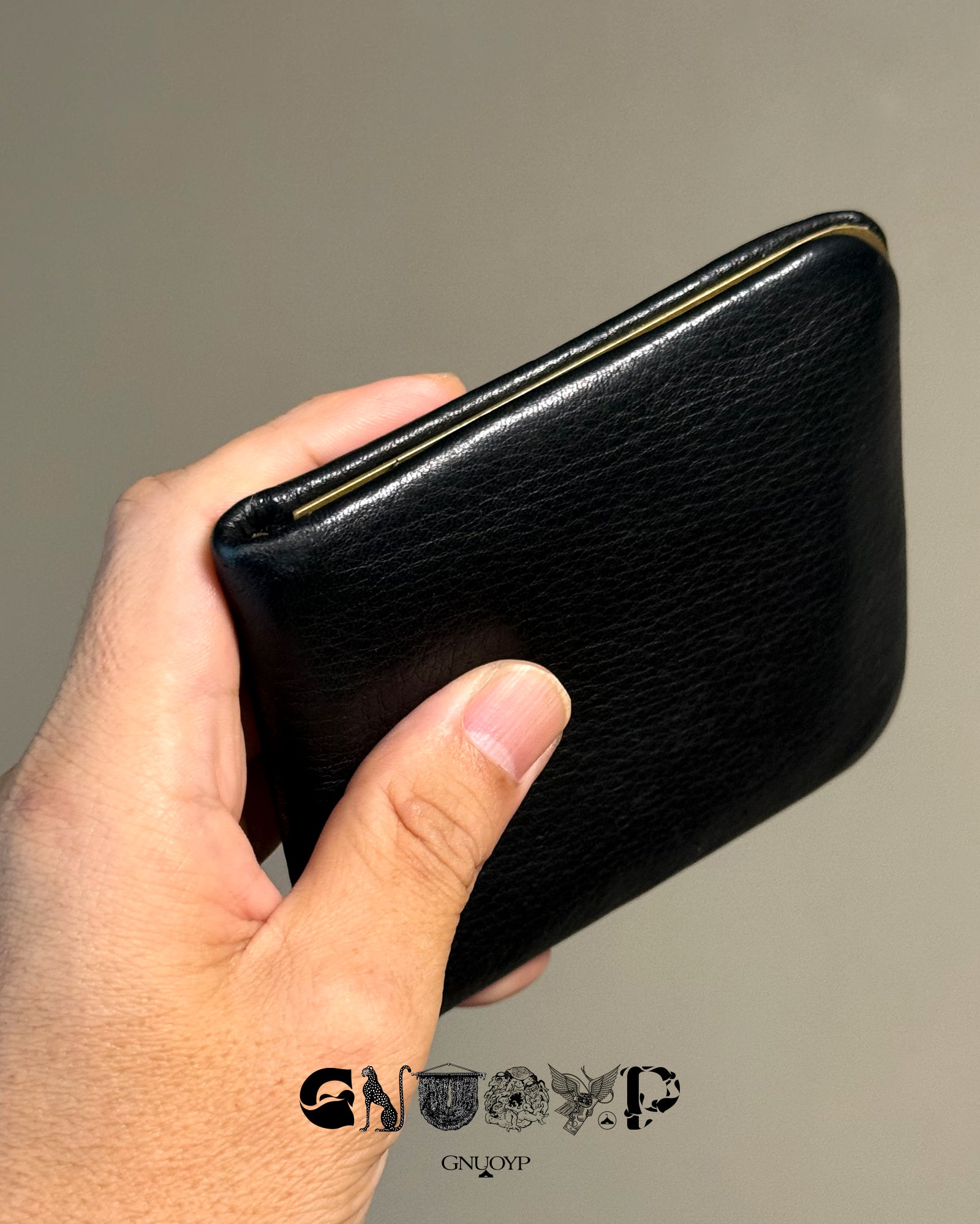 新鮮な二つ折り「がまぐち」。薄さ1cmでしっかり収納。パチンが