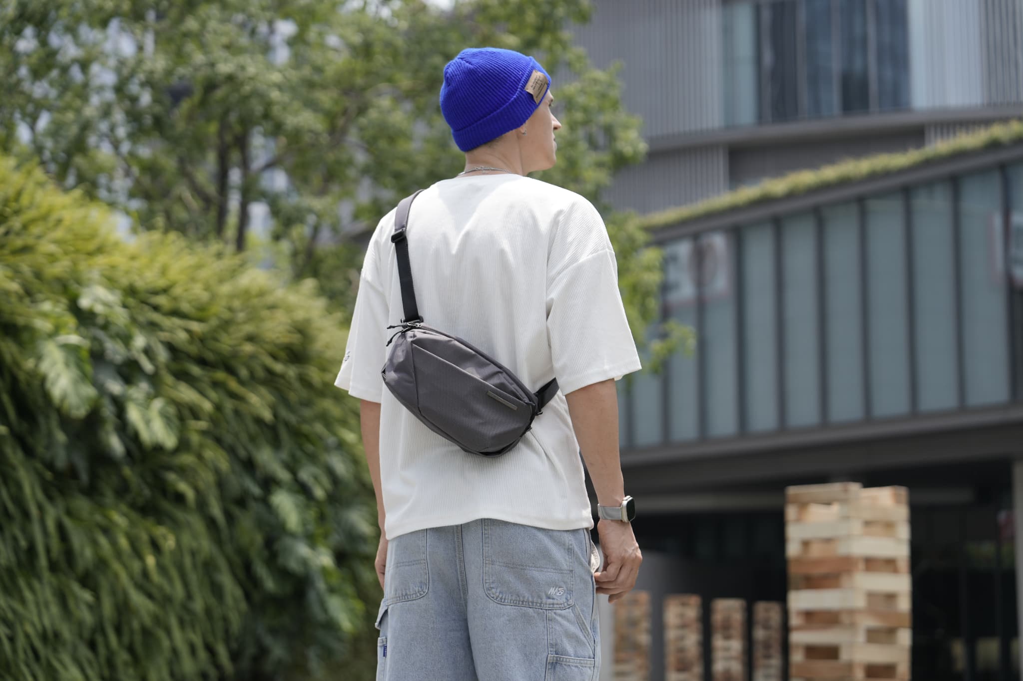 見た目以上の収納力。ボトルも傘も、魔法のように隠せる高機能バッグ