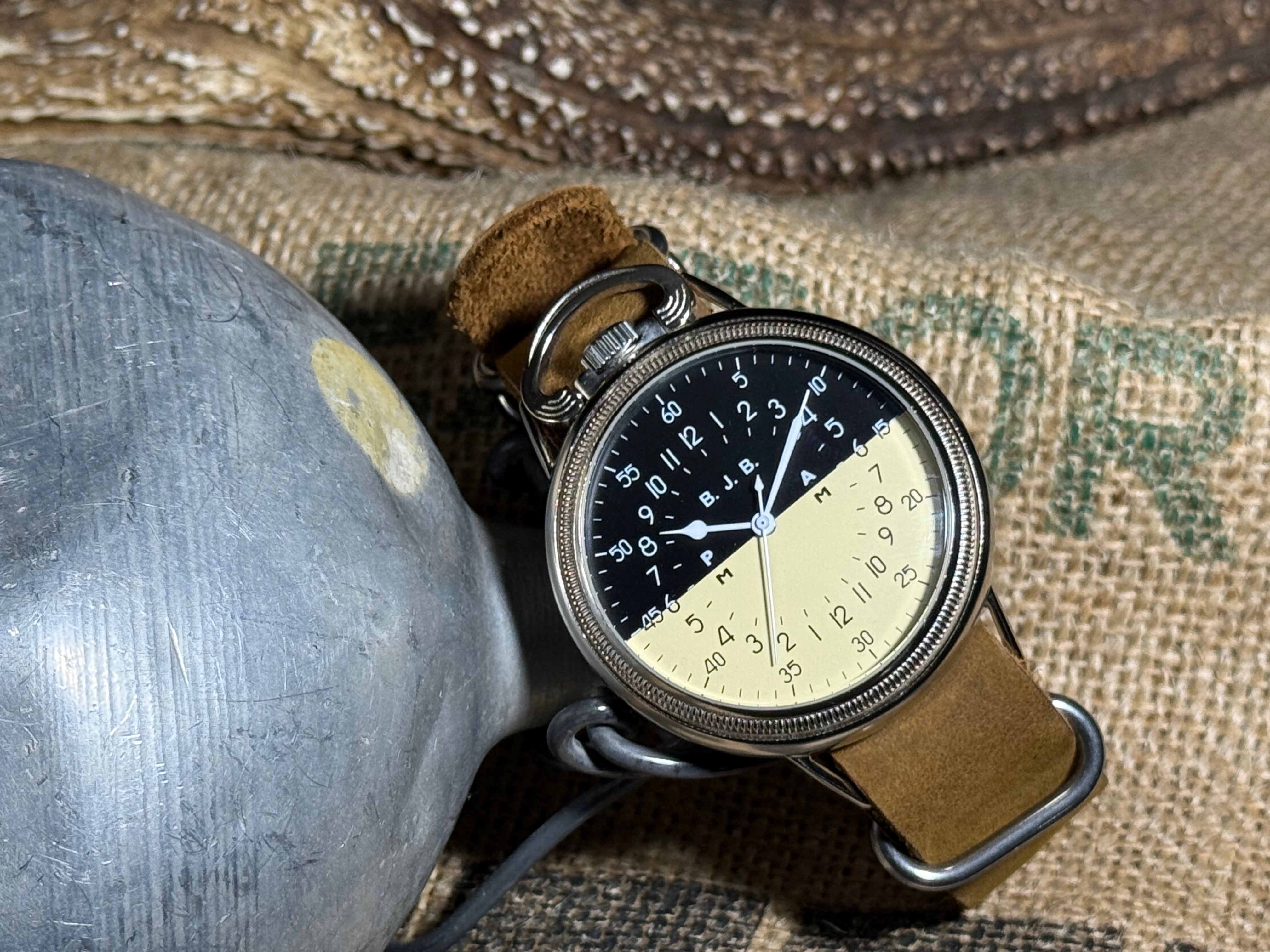 懐中時計にも腕時計にも。二刀流の復刻ミリタリー。｜マクアケ