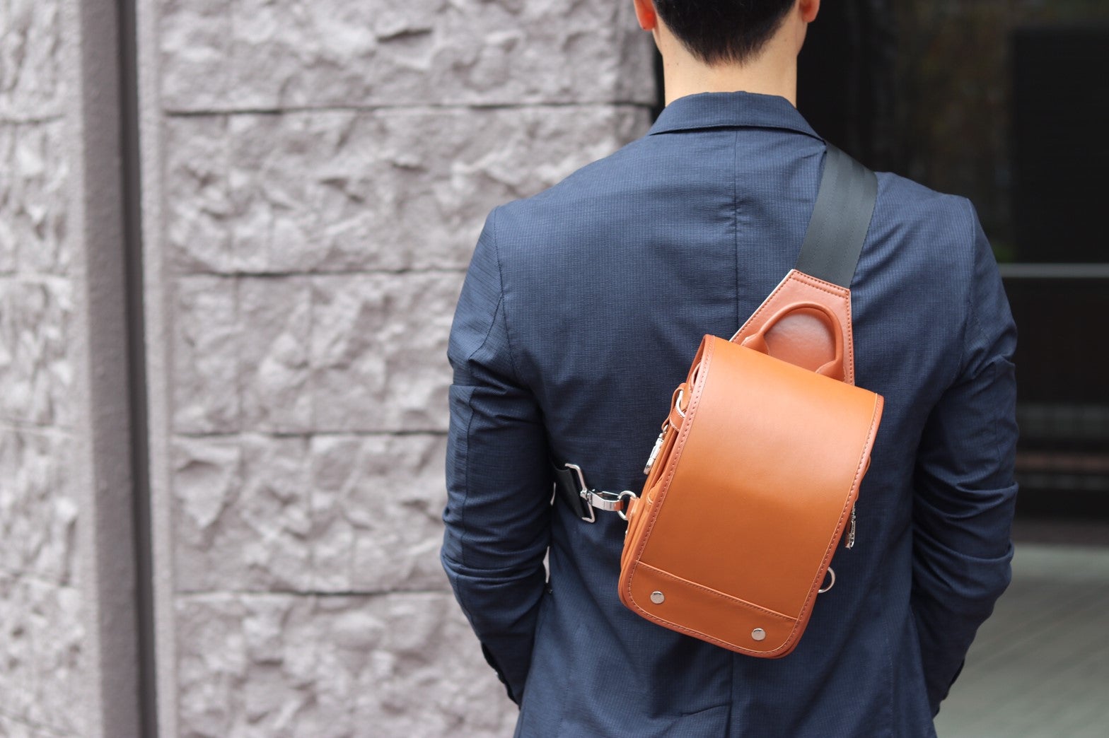 モダンで粋な大人の本革ランドセルボディバッグ『SAKURA RANDOSERU