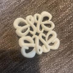 超レア！LOEWE マフラーブローチ 美品 ホワイト 白 - メルカリ