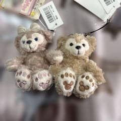 新品未使用】ダッフィー シェリーメイぬいぐるみバッジ - メルカリ