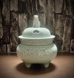 有田焼 弥左ェ門作 鍋島青磁 陽刻牡丹文 獅子蓋 三足香炉 - メルカリ