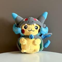 ポケセン産】メガリザードンXポンチョを着たピカチュウ ぬいぐるみ