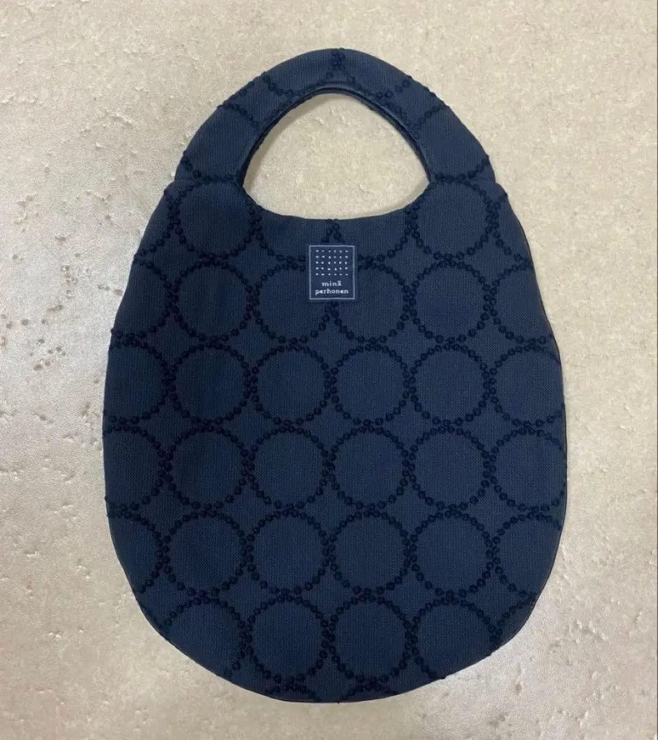ミナペルホネン タンバリン エッグバッグ ネイビー 刺繍 手提 ロゴ2026