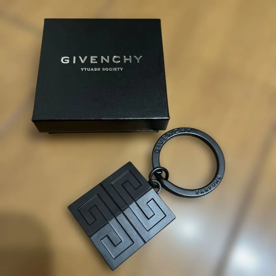 2026年最新】Givenchy キーホルダー・キーリングの人気アイテム - メルカリ