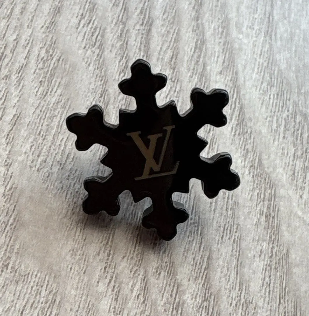 2026年最新】ヴィトン ピンバッチの人気アイテム - メルカリ