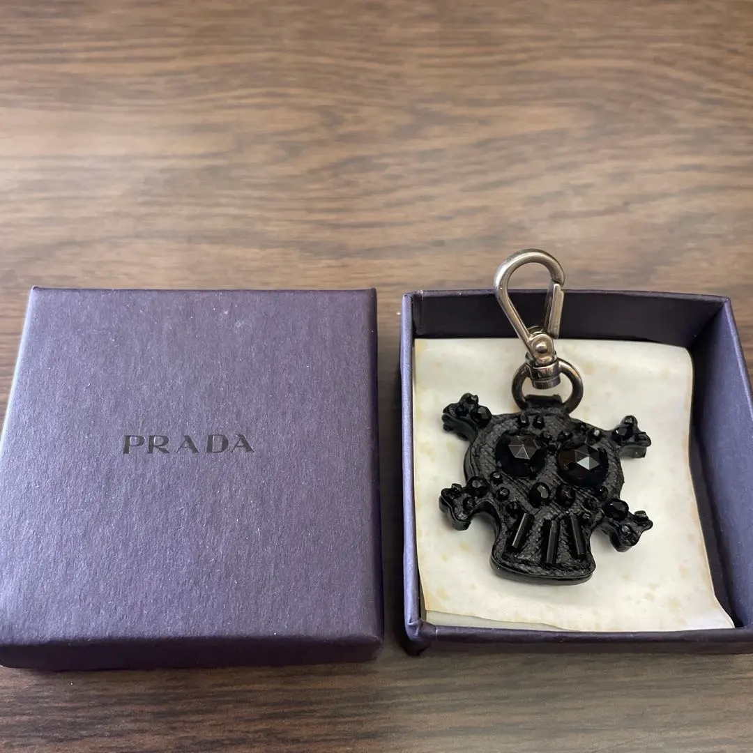 2026年最新】プラダ スカル キーホルダーの人気アイテム - メルカリ