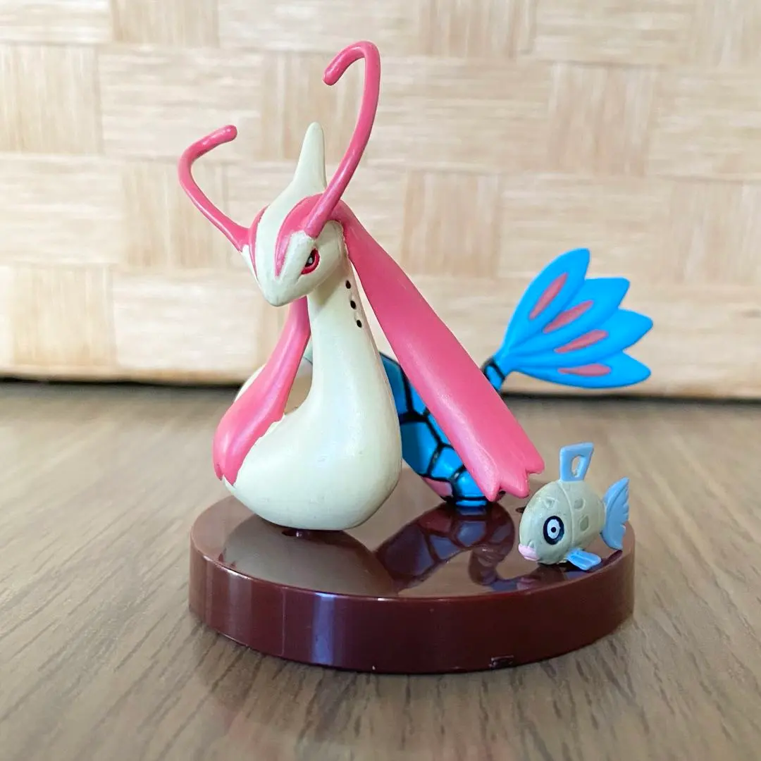 ポケモン立体図鑑フィギュアミロカロスアーボックペルシアンクリア