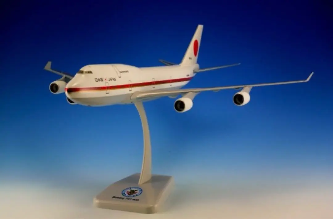 1/200 B747-8 ボーイングハウスカラー ROLLOUT 主翼飛行姿勢