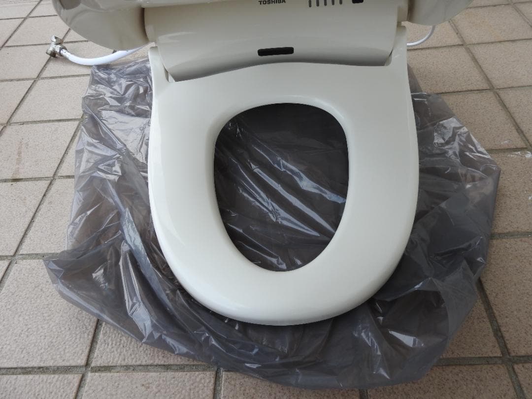 シャワートイレ　TOSHIBA 東芝温水洗浄便座　SCS-T２６０