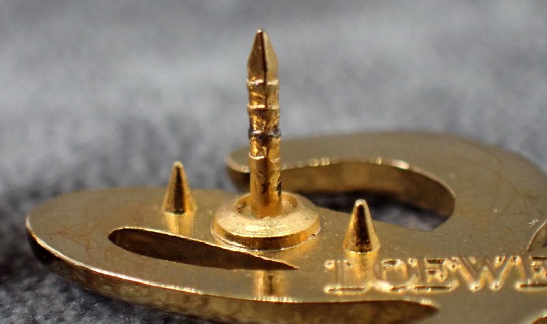 美品 LOEWE ロエベ ゴールド ロゴ ピンブローチ - メルカリ