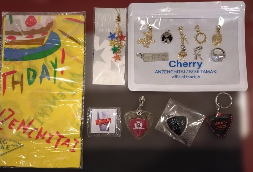 安全地帯＆玉置浩二 キーホルダー、ピック他セット 玉置浩二さんがライブ中に使用していたピック & 新品キーホルダー です