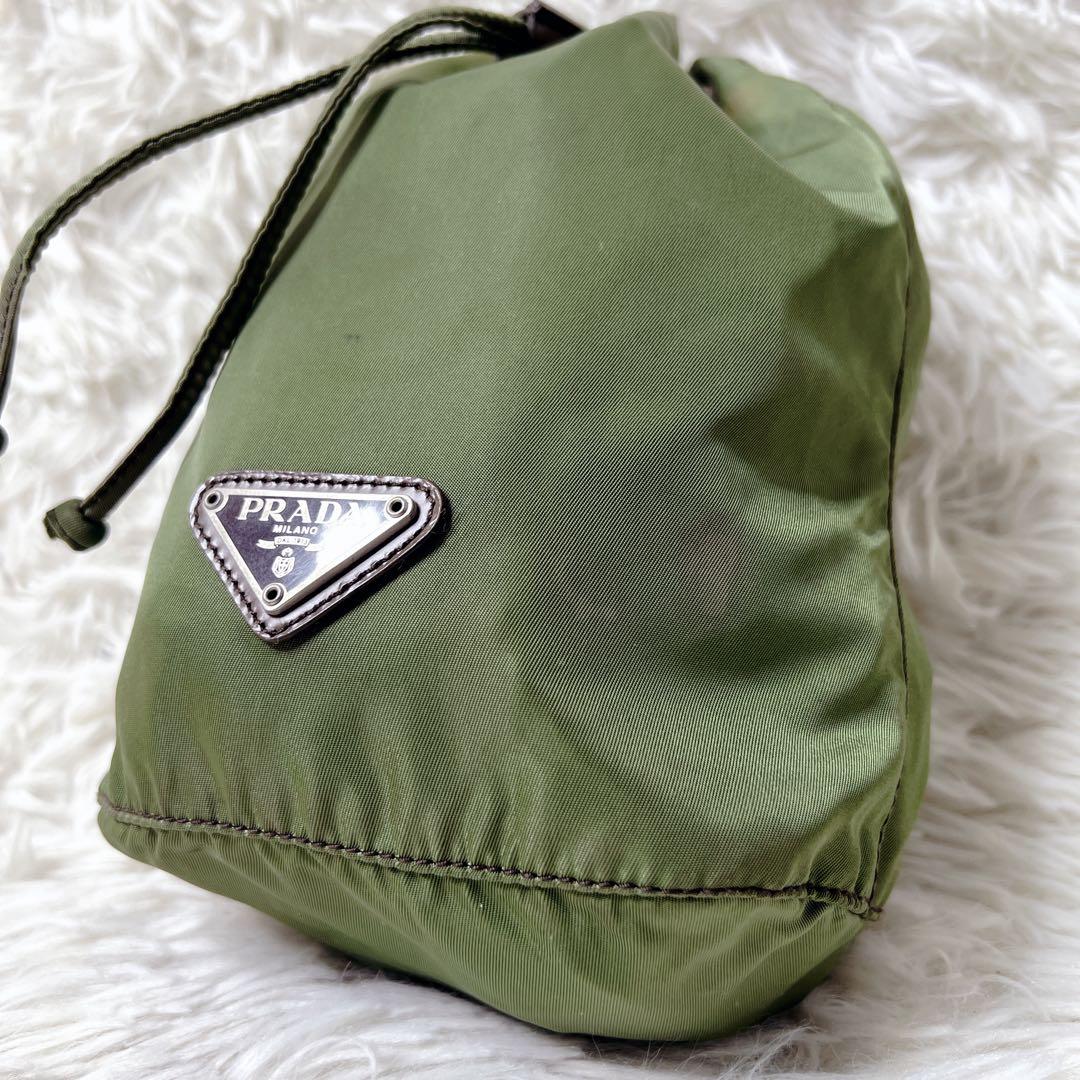 バッグ PRADA Khaki Nylon Drawstring Pouch Y2K Re-Nylon Drawstring Pouch | Neiman Marcus