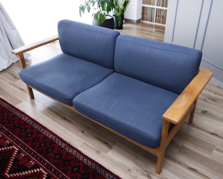 ゆうくん SIEVE　ブルーの木製フレーム2人掛けソファ SIEVE bulge sofa 2seater / シーヴ バージュ 2人掛けソファ