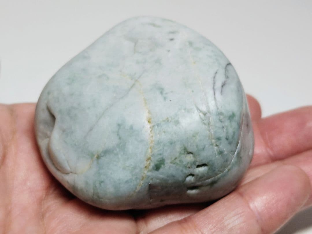 糸魚川136 翡翠 275g ヒスイ 原石 鑑賞石 自然石 誕生石 鉱物 鉱石