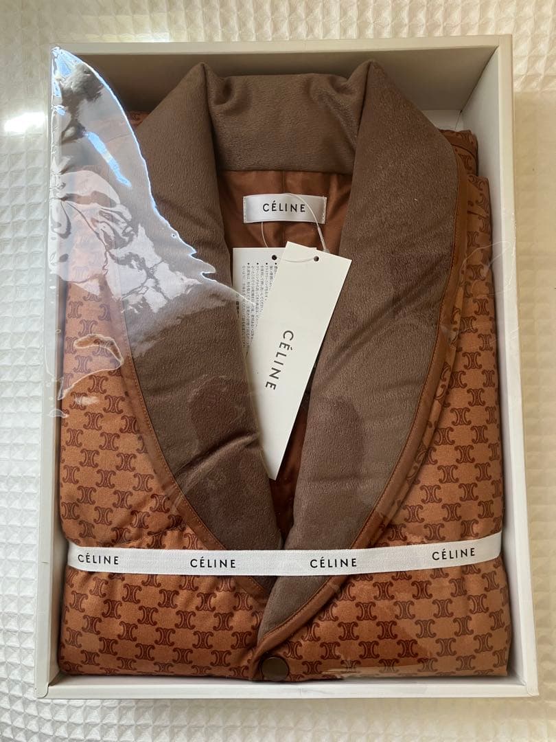 未使用 セリーヌ 羽毛 肩当て ダウンベスト マカダム トリオンフ