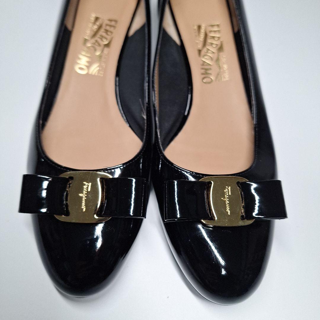 フェラガモ エナメル太ヒール パンプス ヴァラリボン 27cm Vibram