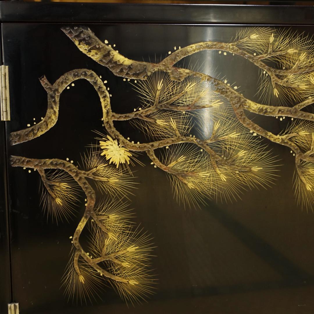 送料無料 輪島塗 沈金師 小西啓介 黒塗 沈金 松鯉図 飾棚 天然木製漆器