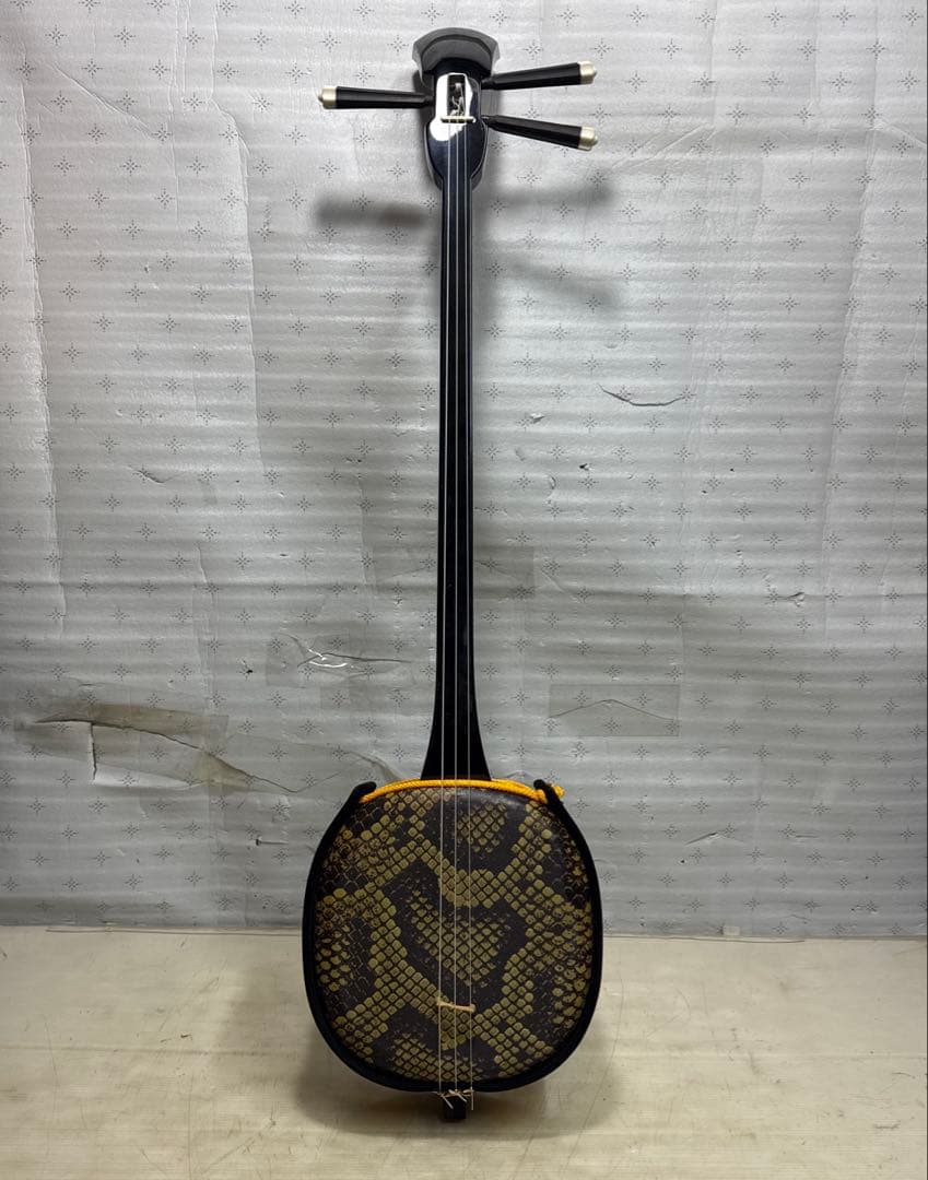 沖縄三線 三味線 和楽器 蛇柄 金色刺繍 ケース付き