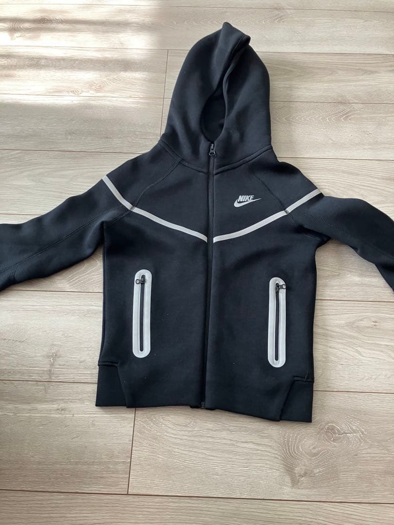 Teeshyn着用NIKEテックフリース反射S キッズ140 反射します 大人もOK【Nike】テックフリース 反射リフレクター フーディ (Nike