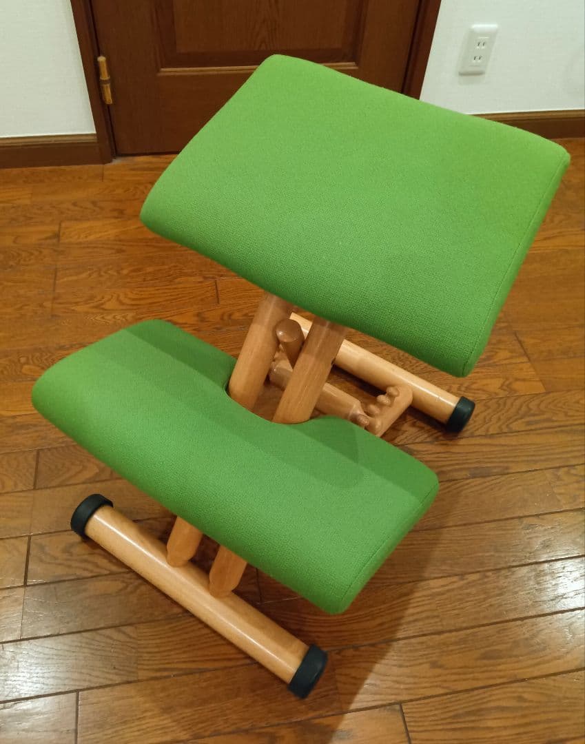 ヴァリエール(ストッケ)　バランスチェア　マルチ グリーン　学習椅子　 姿勢矯正