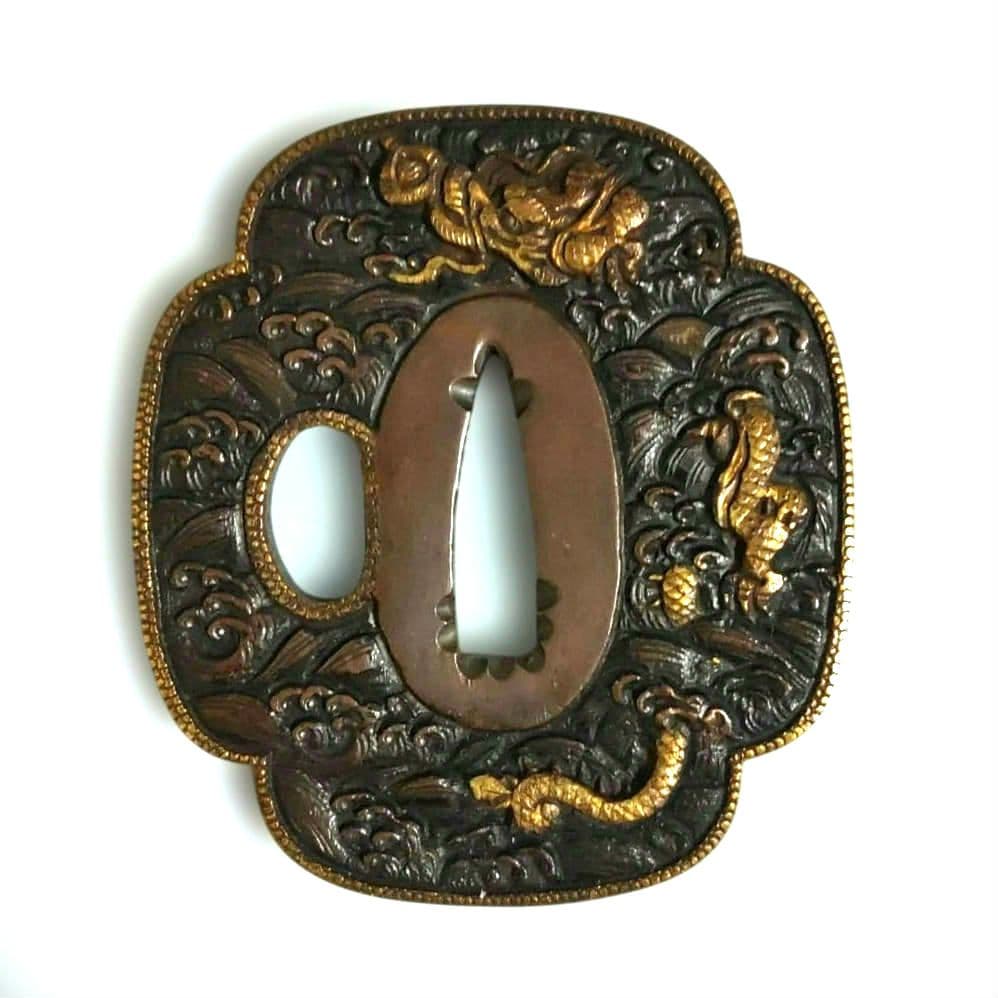 b8.　波龍図鐔　銅地　真鍮象嵌　覆輪　美濃鐔