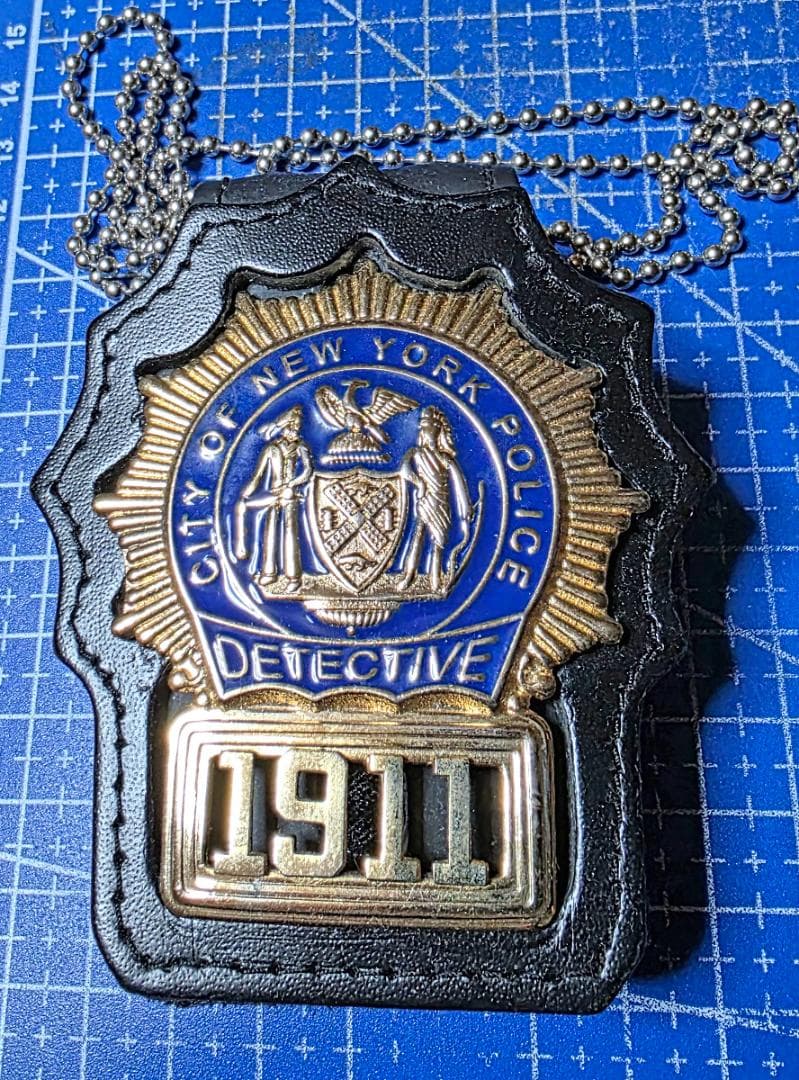NYPバッジ（フェイク）とホルダー（実物）