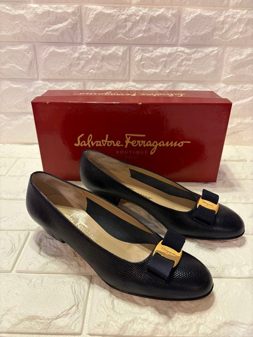 #美品Salvatore Ferragamo 型押しレザー ブラックパンプス#7 FERRAGAMO（フェラガモ） パンプス CARLA 70 レディース 7cmヒール