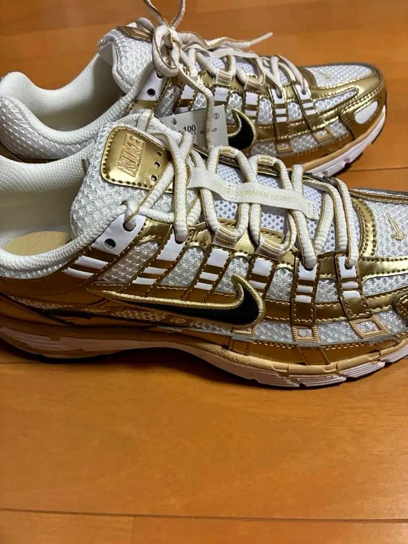 Nike スニーカー IF1787-100 ホワイト/ゴールド