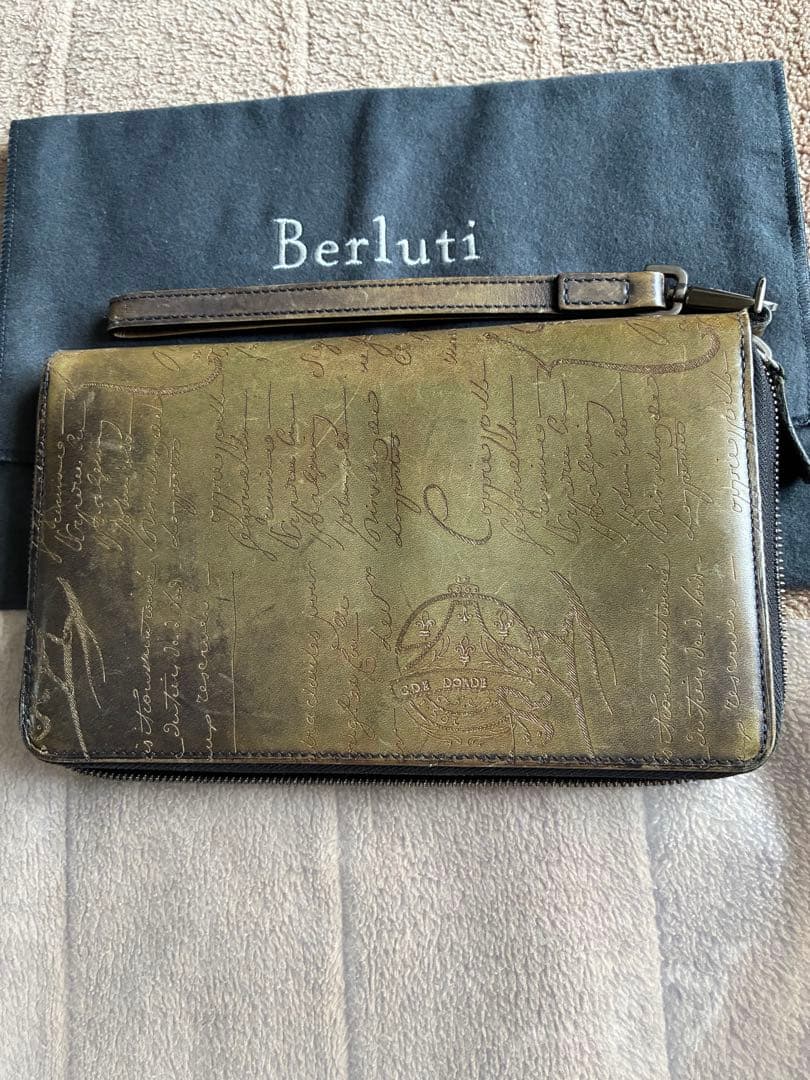 希望額へ　ベルルッティ オーガナイザーラウンドジップ カリグラフィー ストラップ 楽天市場】Berluti ベルルッティ ラウンドファスナー長財布
