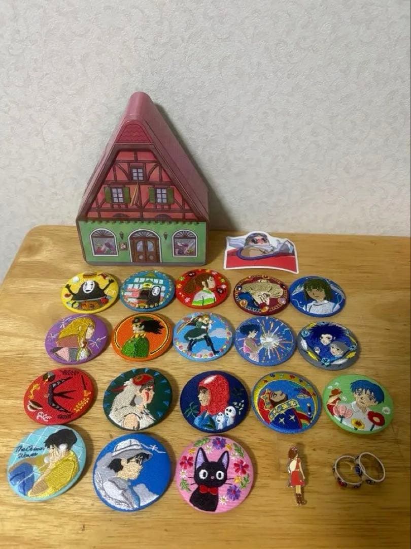 (美品) ジブリ 刺繍缶バッジ、空き缶、シール、ピンバッジ、ペアリングセット スタジオジブリ作品グッズショップ 「どんぐり共和国」より どれも全部