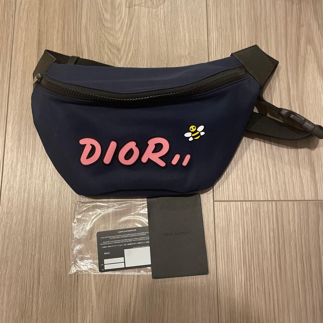 【美品】ディオール　KAWS　ウエストバッグ　ボディーバッグ　カード付 クリスチャンディオールKAWSコラボ 蜂モチーフ ボディバッグ 青 メンズ