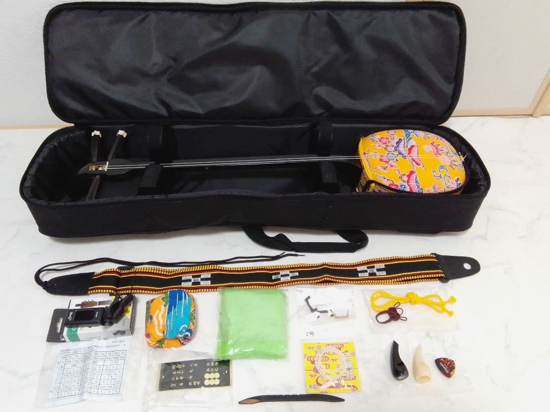 沖縄 三線 付属品多数 イエロー デザイン三線 和楽器 本体 ケース付 琉球