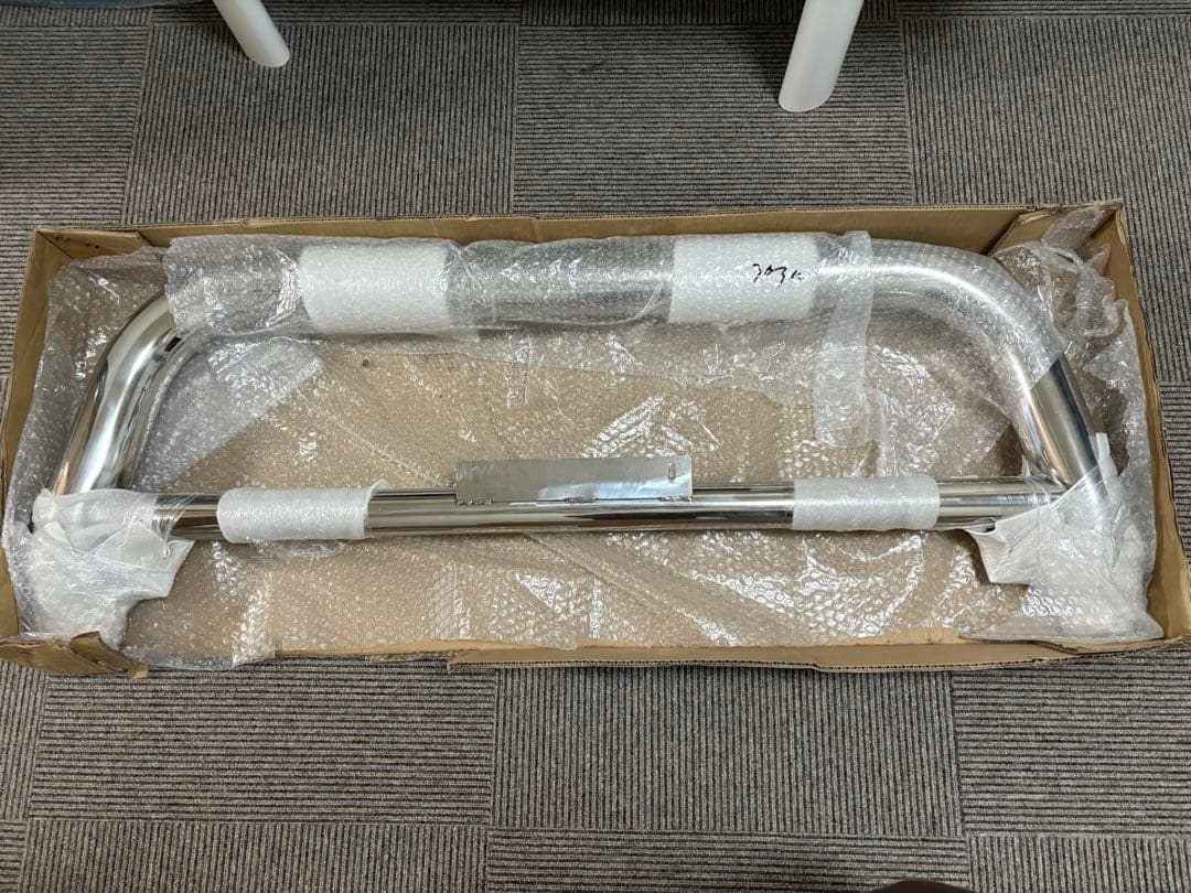 ハイエースワイド用　メッキグリルガード