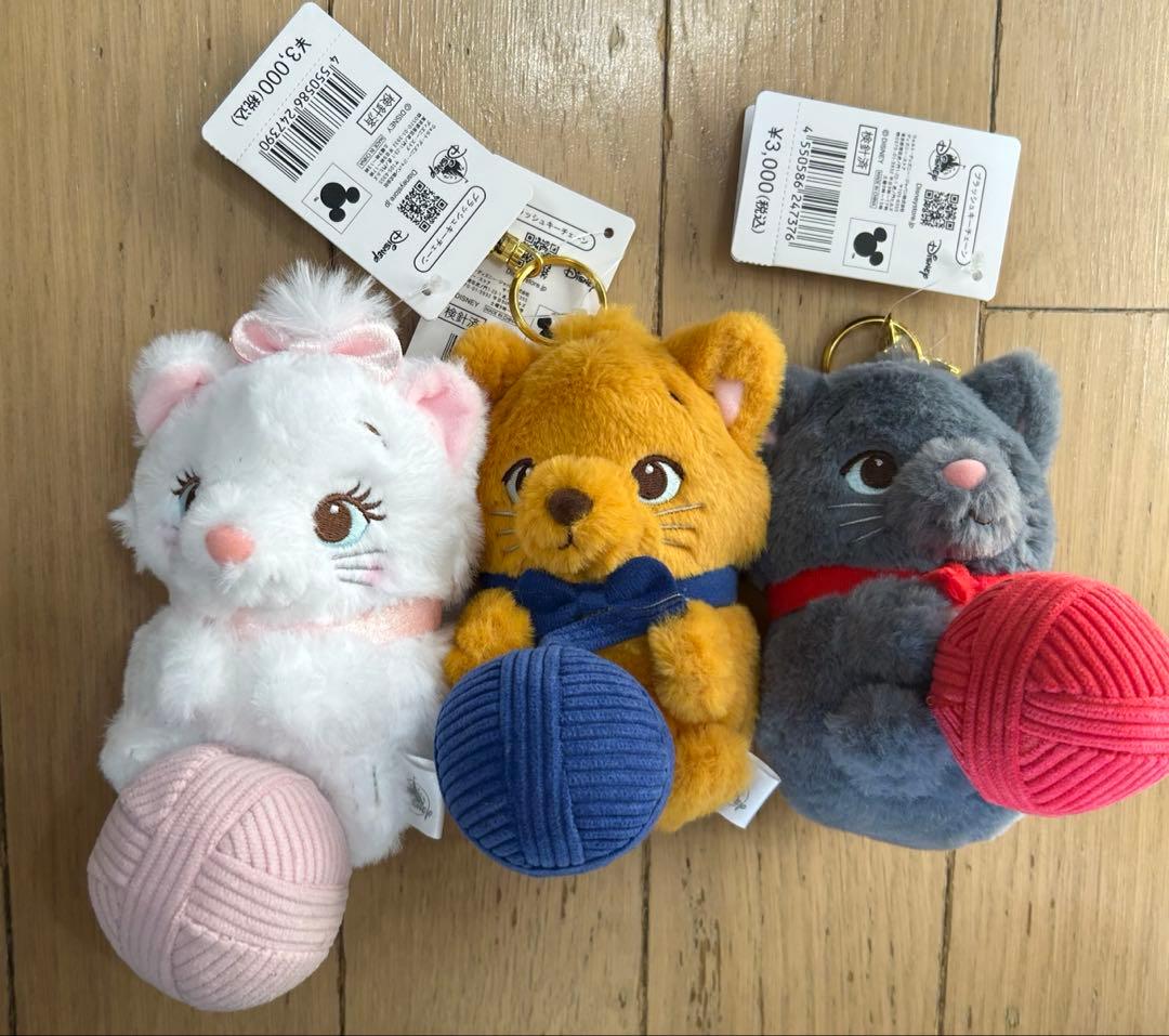 ディズニーストア　猫の日　ぬいぐるみキーホルダー　毛糸玉　MOVE 3体