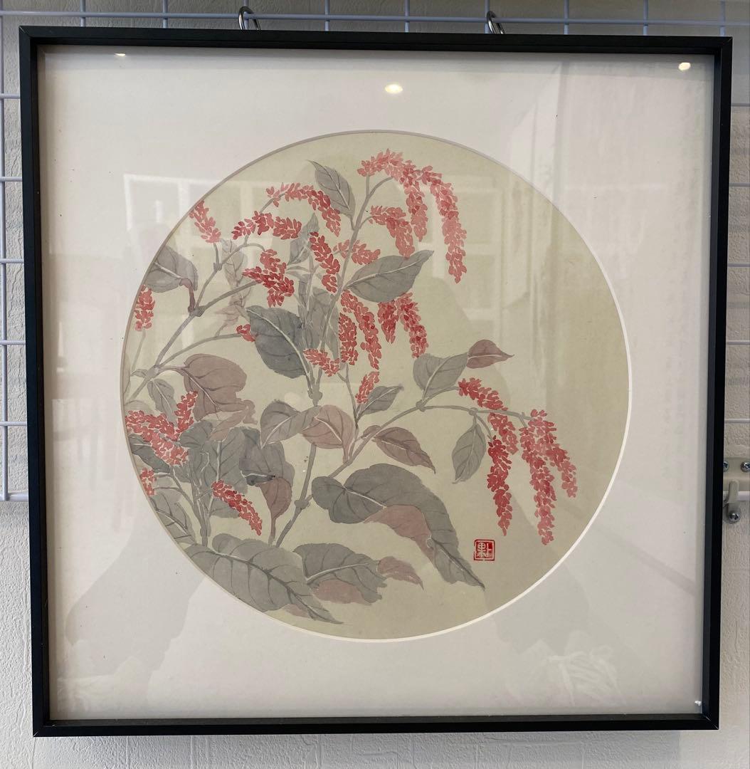 円形の水墨画 赤い花