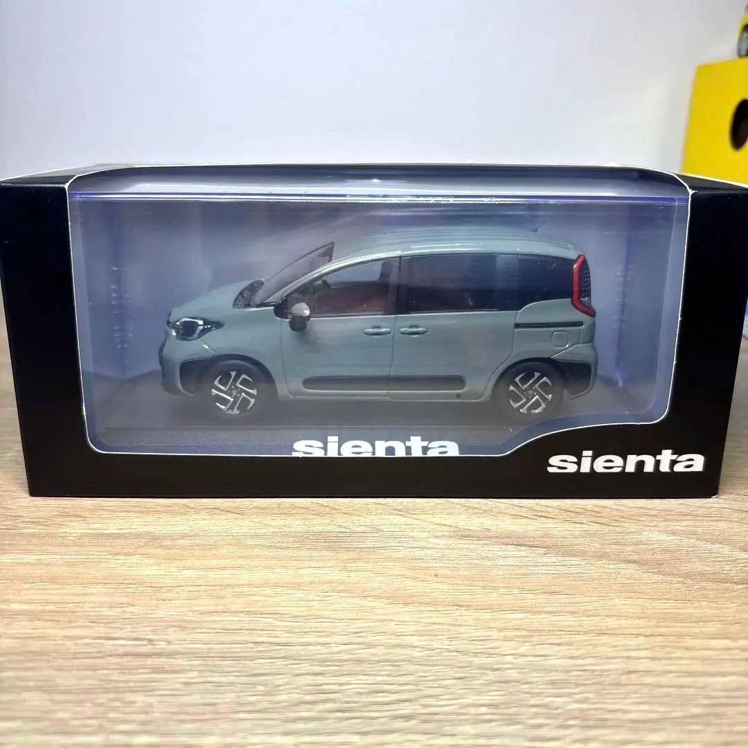 【未開封】非売品 トヨタ シエンタ アーバンカーキ1/30カラーサンプルミニカー