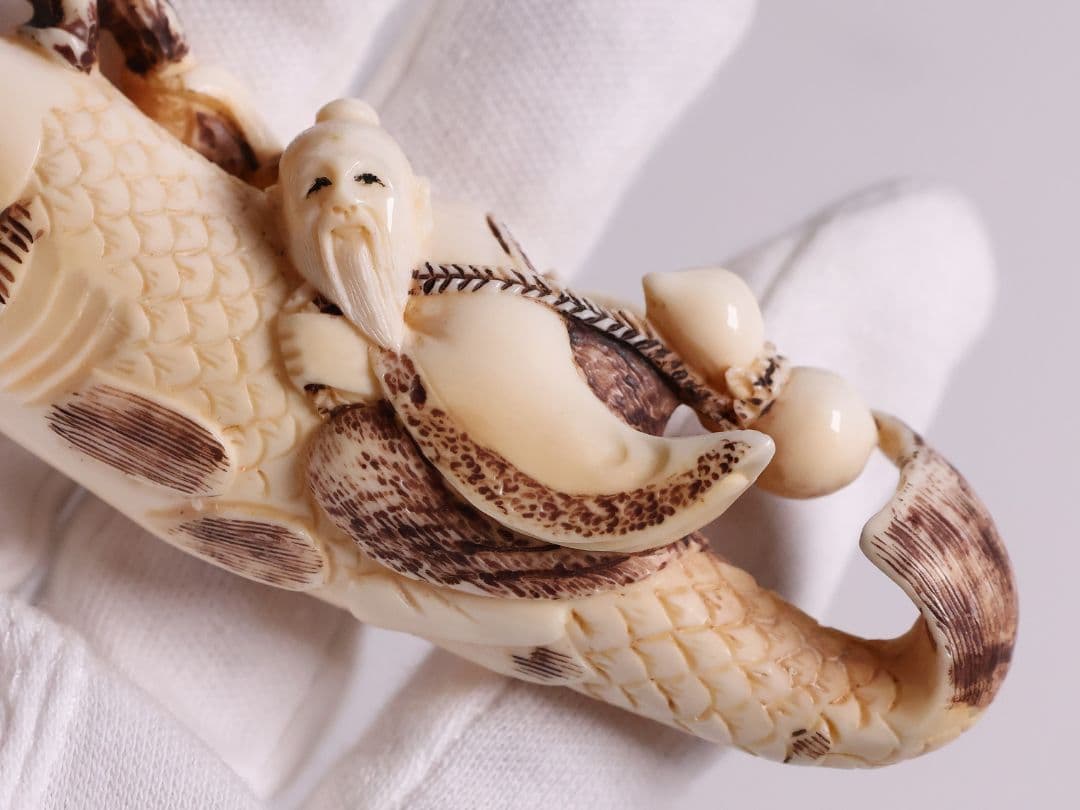 時代 堤物 根付 置物 天然素材 鯉乗寿老人 在銘 峰山 牙 彫刻【CM278