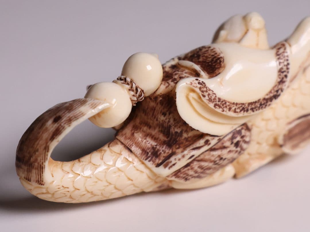 時代 堤物 根付 置物 天然素材 鯉乗寿老人 在銘 峰山 牙 彫刻【CM278