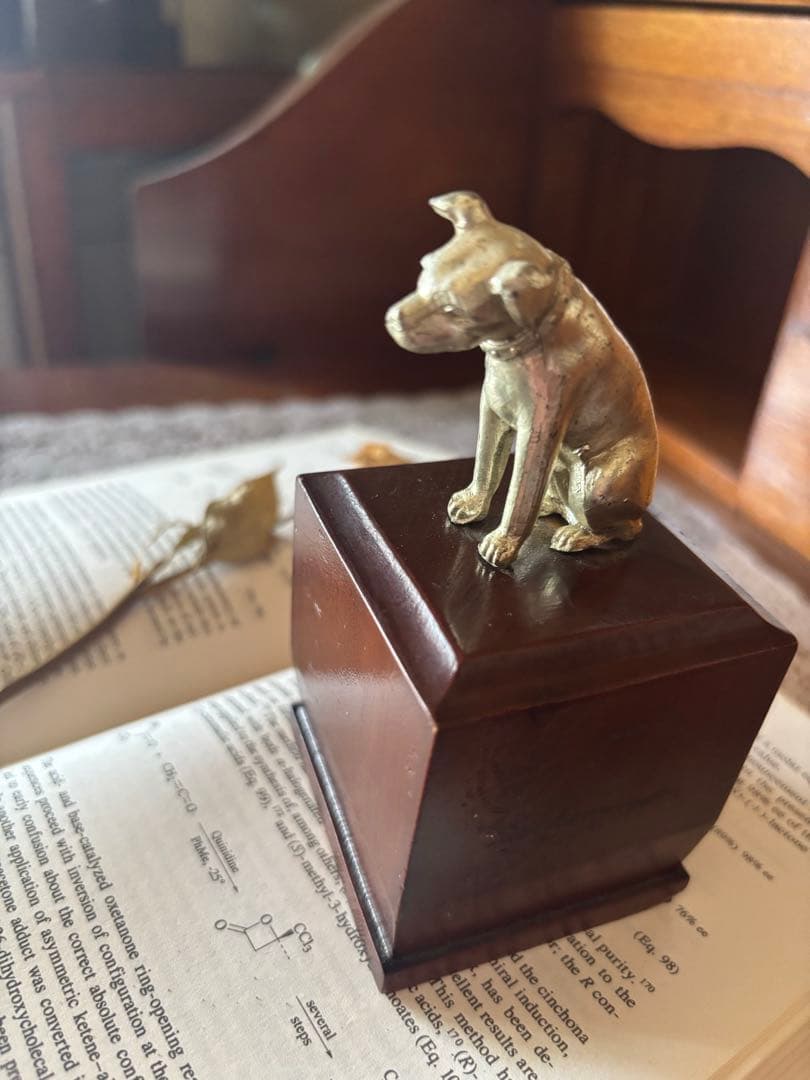 ビクター犬彫刻付き木製台座　昭和レトロ　当時物 昭和レトロ Victor ビクター犬 ニッパーくん 陶器製 置物 | choice