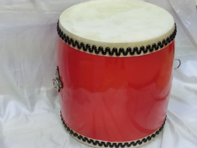 沖縄エイサー大太鼓(小)サイズ　直径約24cm×高さ約31cmバチ付　新品 エイサー用締め太鼓 赤牛皮 直径25cmバチ1本・くさび(持ち手棒)1個付き