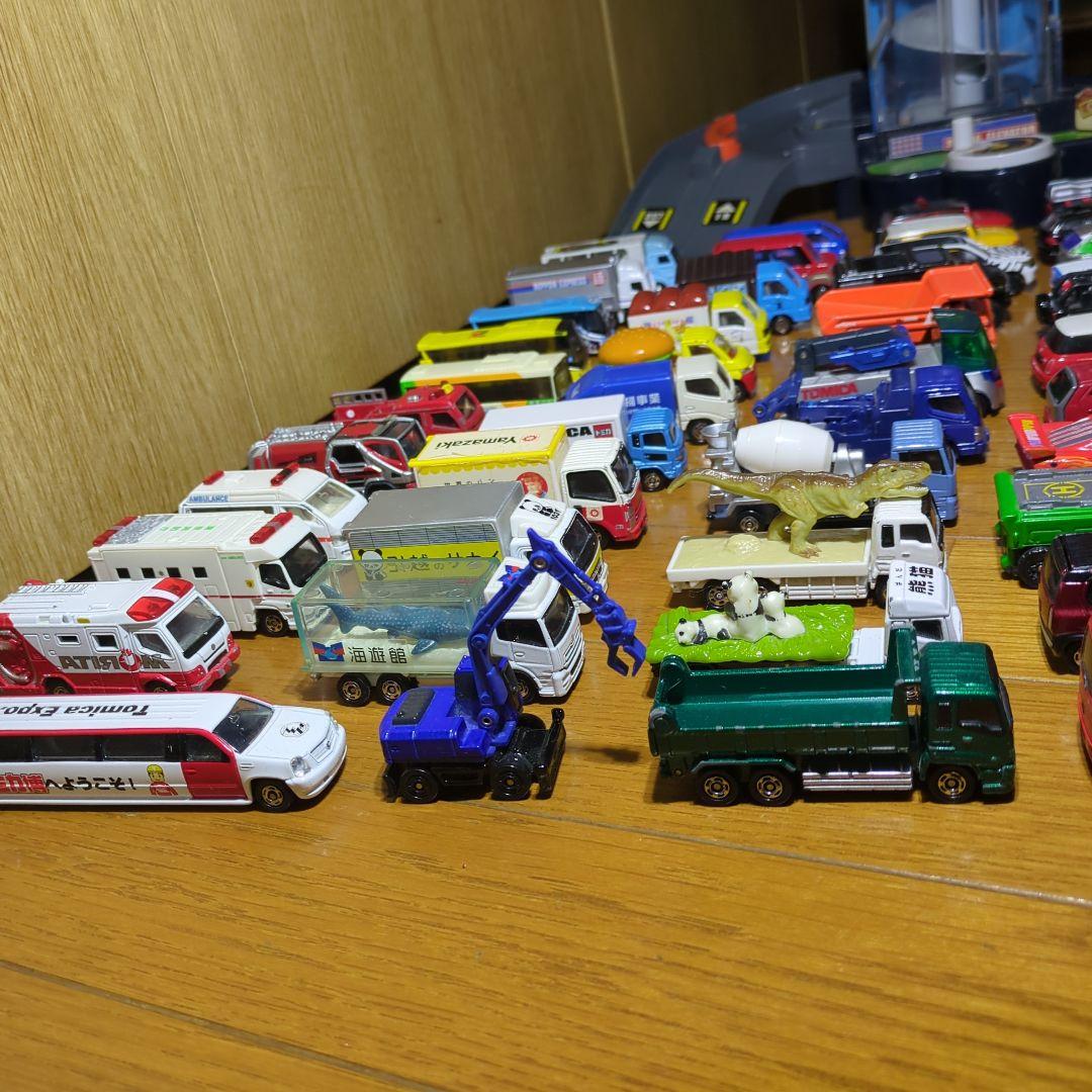 トミカ 立体駐車場とミニカー約80台セット - メルカリ